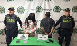 Capturada una pareja que transportaba un arma de fuego