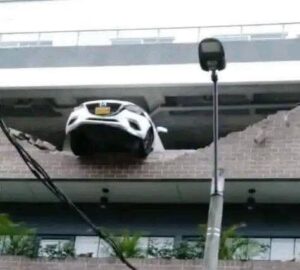 Vehículo quedó al borde de caer al vacío