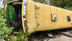 Bus escolar con 30 estudiantes se salió de la vía y terminó volcado