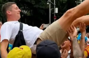 Hinchada colombiana hicieron sentir como en casa a un hincha de Uzbekistán que asistió al banderazo de Colombia