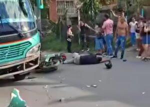 Fuerte choque entre un bus de servicio intermunicipal y un motociclista