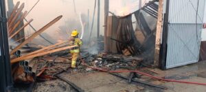 Voraz incendio consumió una bodega de maderas en Bello
