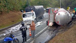 Emergencia ambiental por volcamiento de tractocamión cisterna