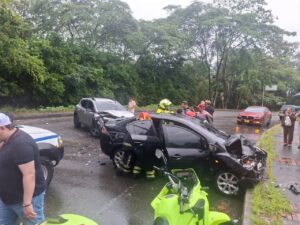 Tres heridos dejó fuerte choque entre dos automóviles