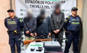 ¡En flagrancia, con un fusil y elementos tecnológicos fueron capturados tres apartamenteros!