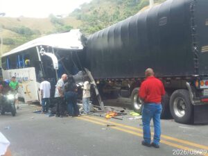 Tragedia en la vía Manizales! Tres personas fallecidas y alrededor de quince lesionados