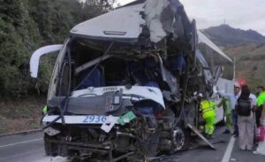 Trágico accidente dejó tres muertos y 18 heridos
