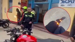 Agente de tránsito sufrió quemaduras tras ataque de un motociclista con material inflamable