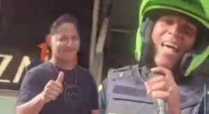 ¡Uniformado será condecorado! “Solo quería ayudarle a cantar para que la gente lo apoyara”